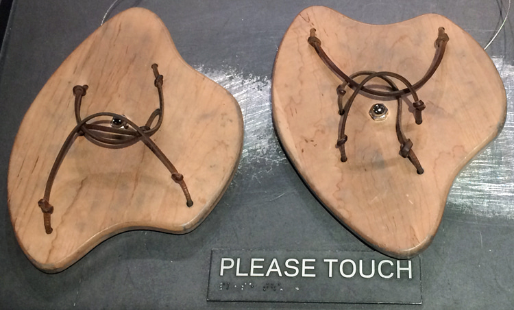 수영 지느러미: 벤자민 프랭클린의 노트에 설명된 디자인의 재현 |  사진: Eric S. Hintz/Lemelson Center